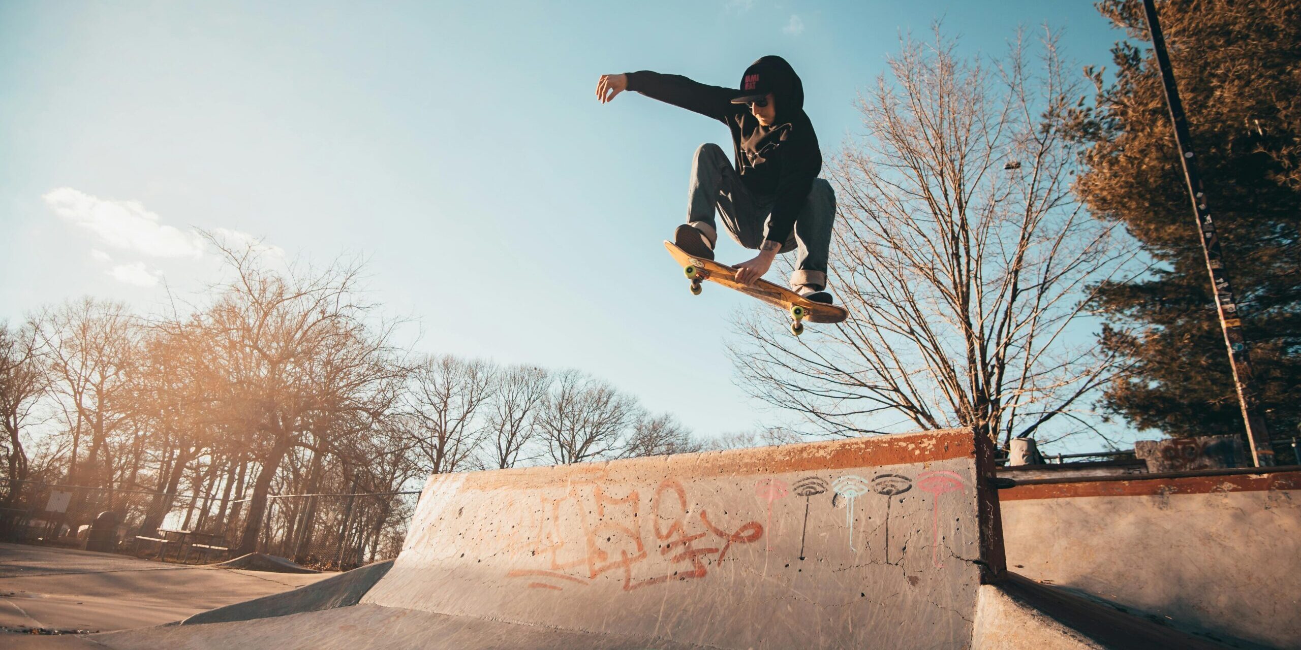 Uomo che si esercita con lo skateboard in uno skate park